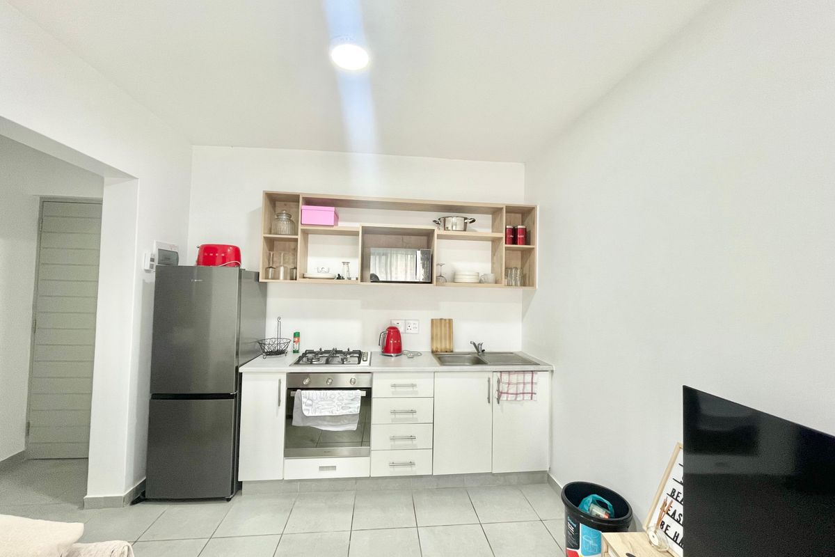 Modern 1-Bedroom Ground Floor Apartment To Rent in Sheffield Hills Estate – Available 1 July 2026 - Photo 2