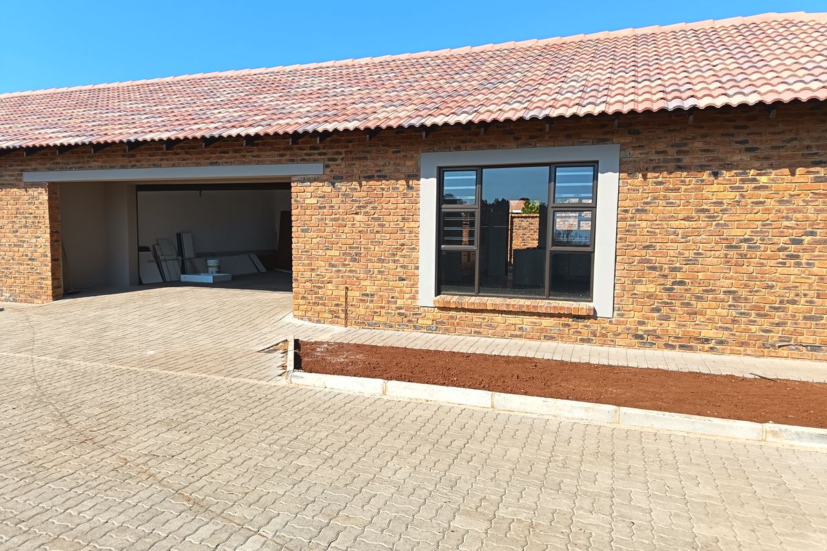 Brand new modern townhouse retirement complex in Riversdale - Photo 2