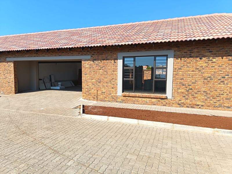 Brand new modern townhouse retirement complex in Riversdale - Photo 2