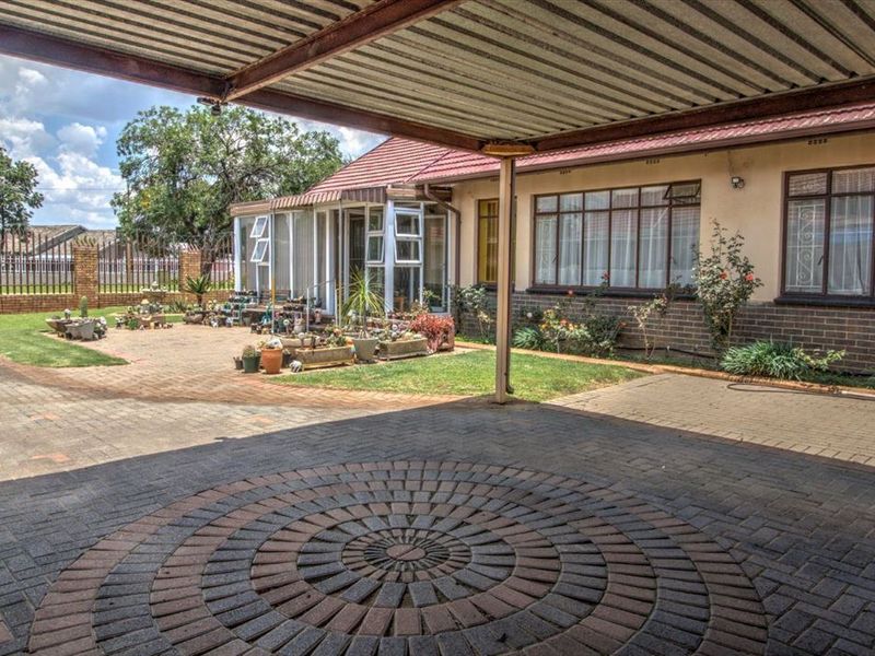 Spacious 3 bedroom house with a huge yard for sale - Photo 1