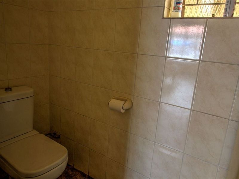 Spacious 3 bedroom house with a huge yard for sale - Photo 10
