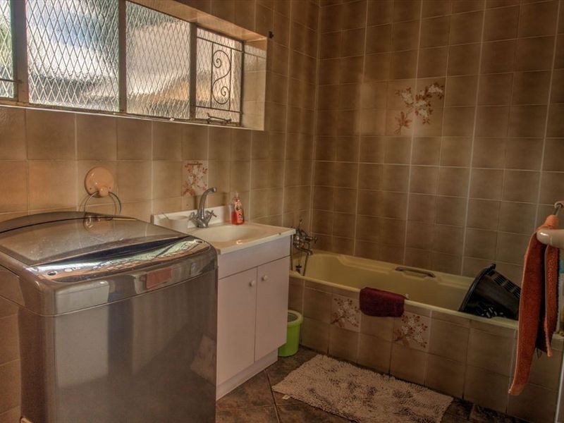 Spacious 3 bedroom house with a huge yard for sale - Photo 9