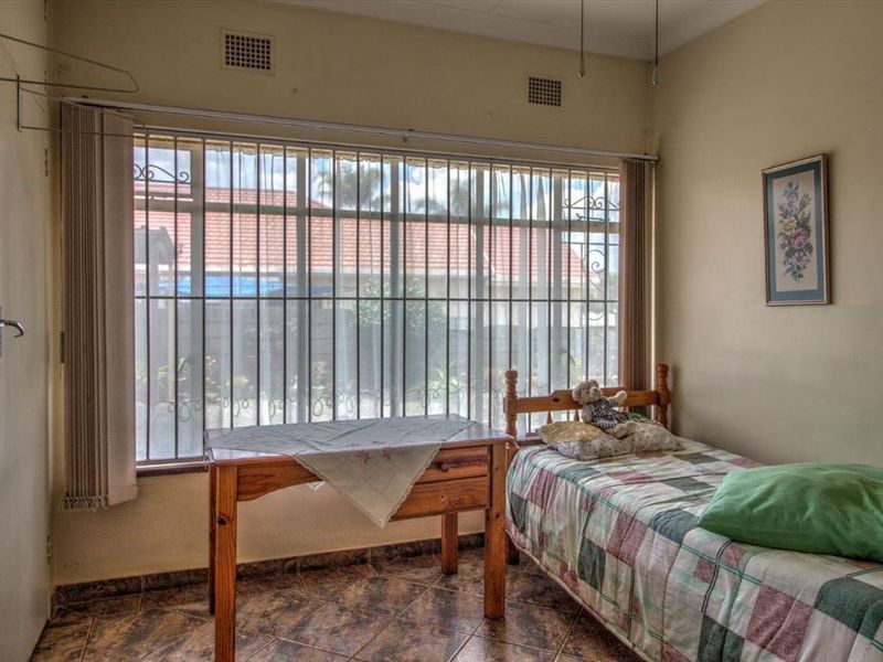 Spacious 3 bedroom house with a huge yard for sale - Photo 8