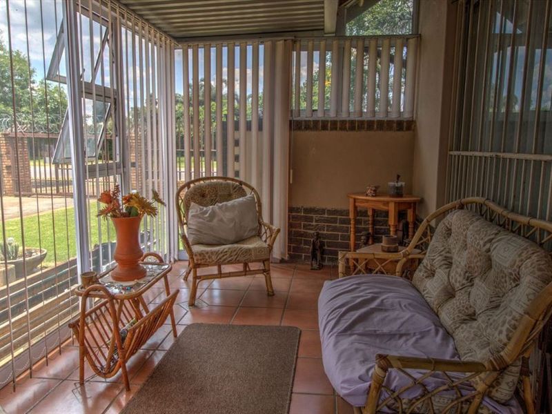 Spacious 3 bedroom house with a huge yard for sale - Photo 6