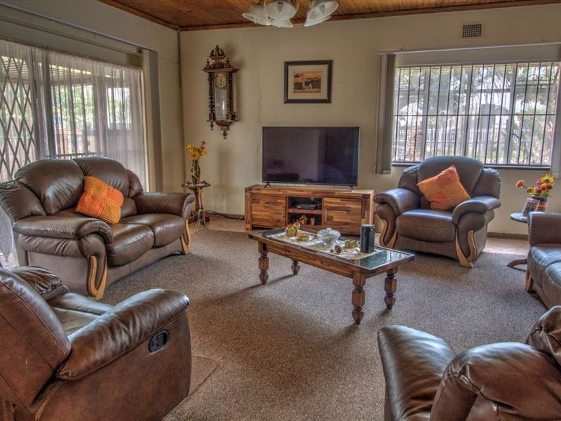 Spacious 3 bedroom house with a huge yard for sale - Photo 7
