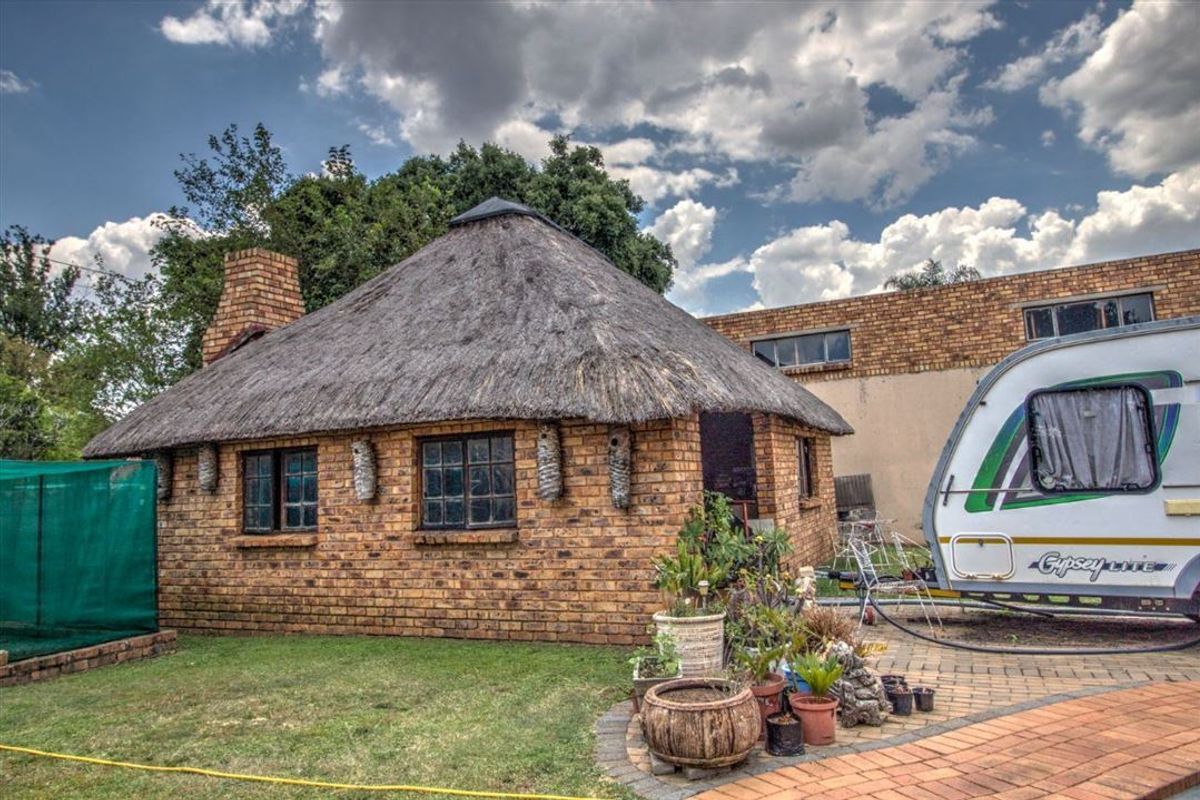 Spacious 3 bedroom house with a huge yard for sale - Photo 4