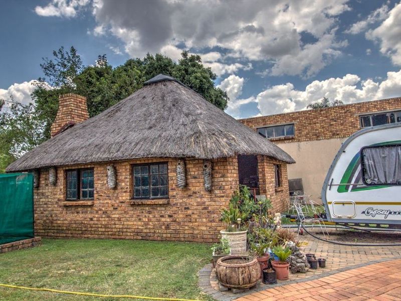 Spacious 3 bedroom house with a huge yard for sale - Photo 4