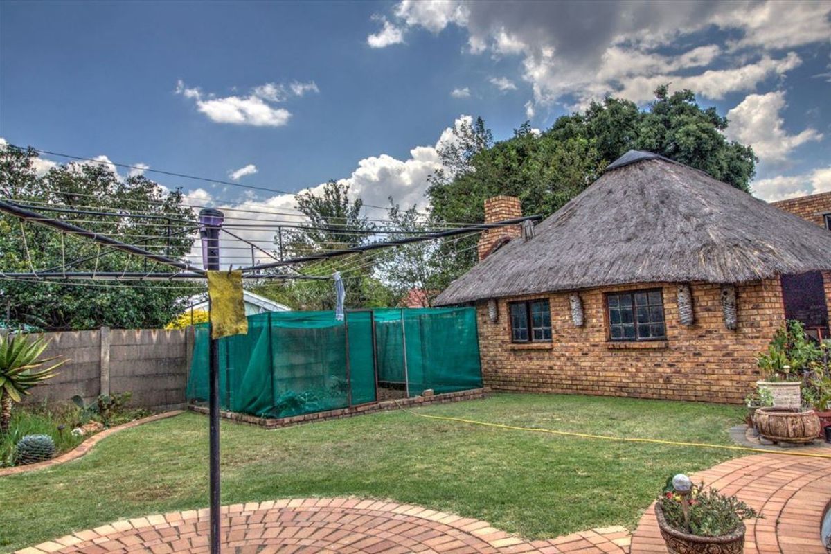 Spacious 3 bedroom house with a huge yard for sale - Photo 3