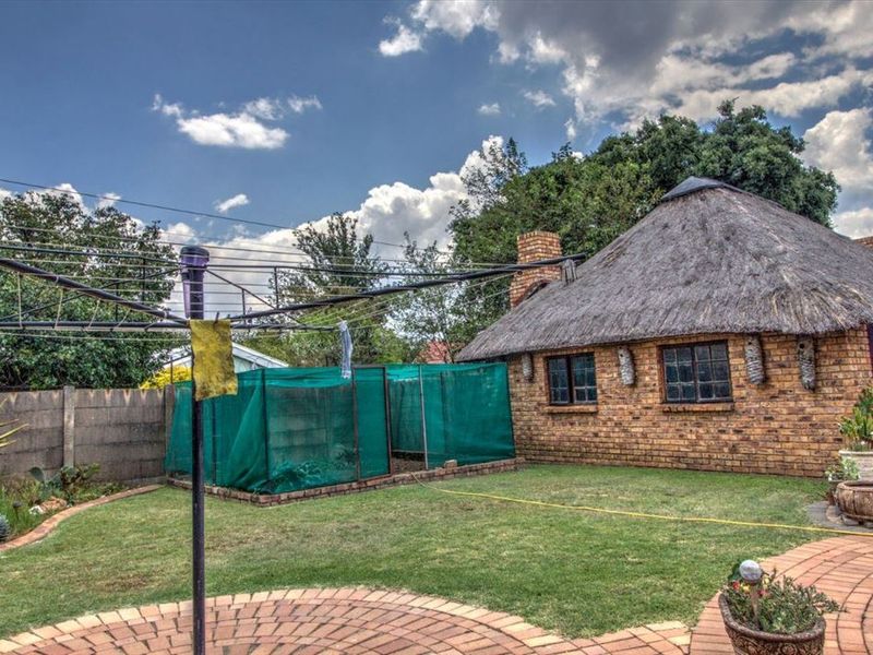Spacious 3 bedroom house with a huge yard for sale - Photo 3