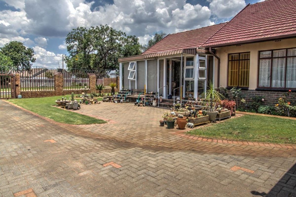 Spacious 3 bedroom house with a huge yard for sale - Photo 2