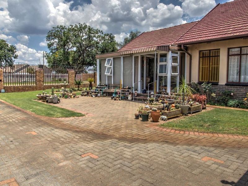 Spacious 3 bedroom house with a huge yard for sale - Photo 2