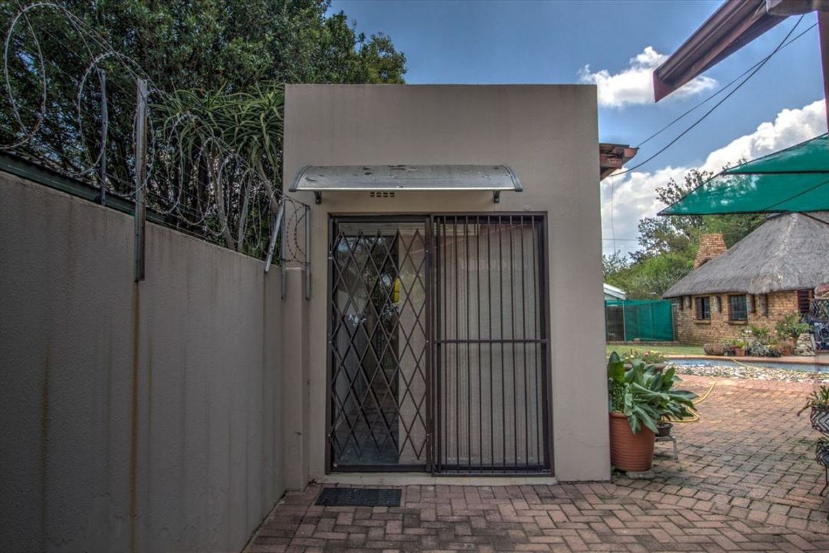Spacious 3 bedroom house with a huge yard for sale - Photo 5