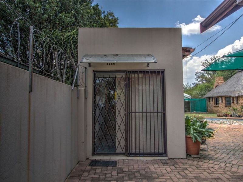 Spacious 3 bedroom house with a huge yard for sale - Photo 5