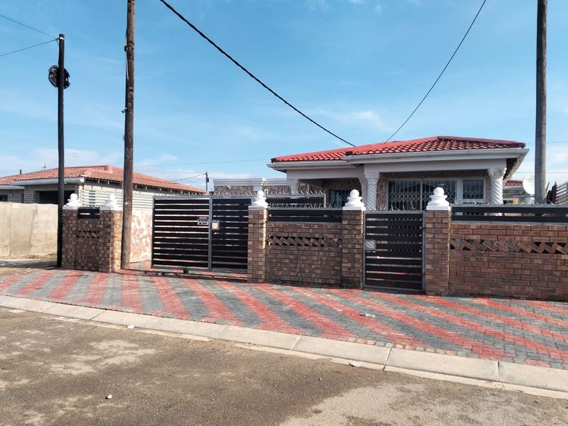 3 BED 1 BATH HOUSE WITH FLATLET FOR SALE - Photo 1