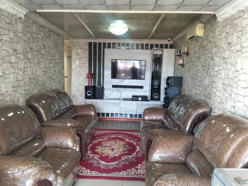 3 BED 1 BATH HOUSE WITH FLATLET FOR SALE - Photo 3