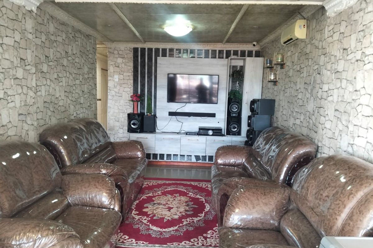 3 BED 1 BATH HOUSE WITH FLATLET FOR SALE - Photo 3