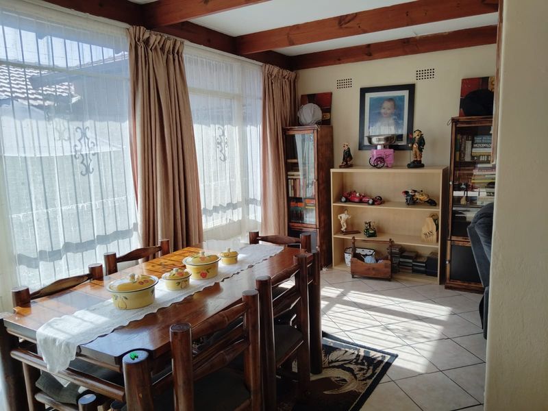Spacious 3-Bedroom Family Home with 2 Granny Flats & Entertainment Paradise in Birch Acres - Photo 9
