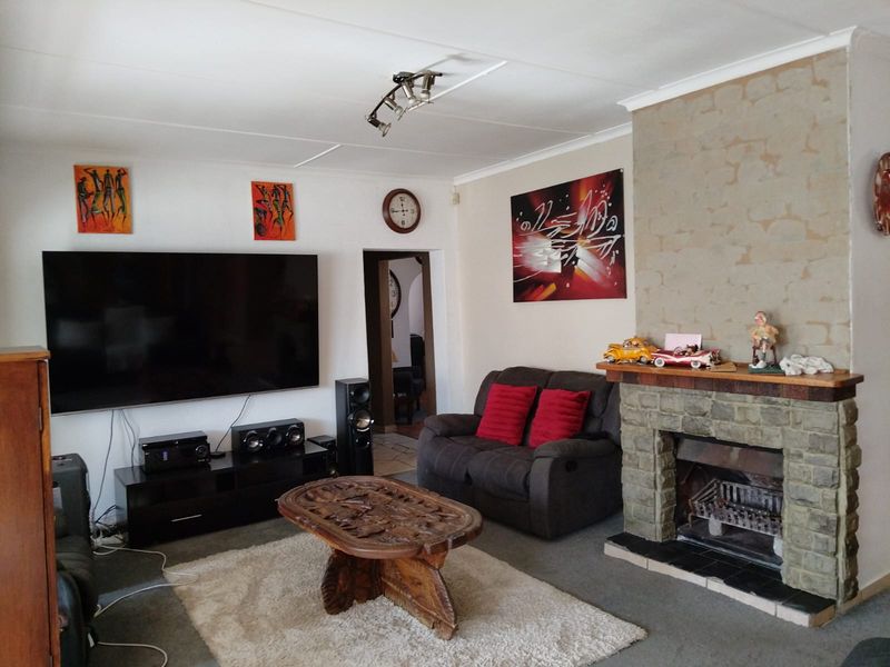 Spacious 3-Bedroom Family Home with 2 Granny Flats & Entertainment Paradise in Birch Acres - Photo 6