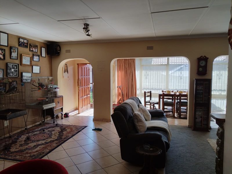 Spacious 3-Bedroom Family Home with 2 Granny Flats & Entertainment Paradise in Birch Acres - Photo 8