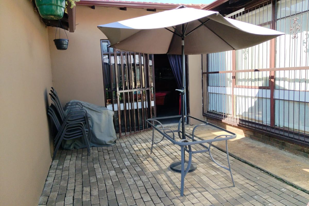Spacious 3-Bedroom Family Home with 2 Granny Flats & Entertainment Paradise in Birch Acres - Photo 2