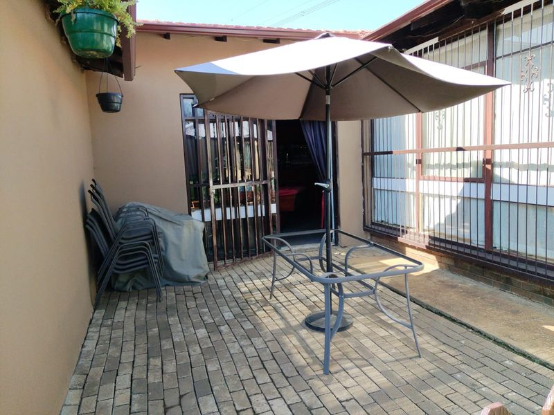 Spacious 3-Bedroom Family Home with 2 Granny Flats & Entertainment Paradise in Birch Acres - Photo 2
