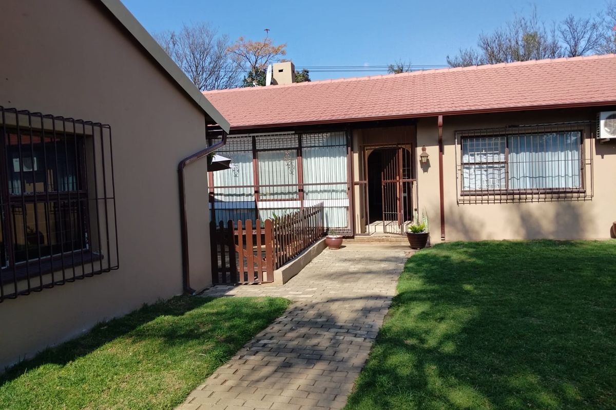 Spacious 3-Bedroom Family Home with 2 Granny Flats & Entertainment Paradise in Birch Acres - Photo 3