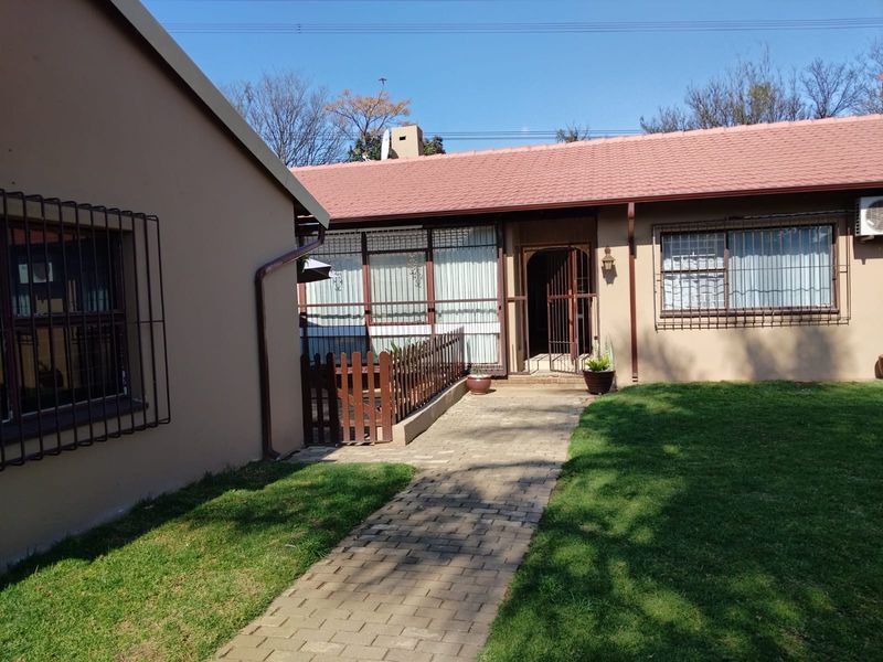 Spacious 3-Bedroom Family Home with 2 Granny Flats & Entertainment Paradise in Birch Acres - Photo 3