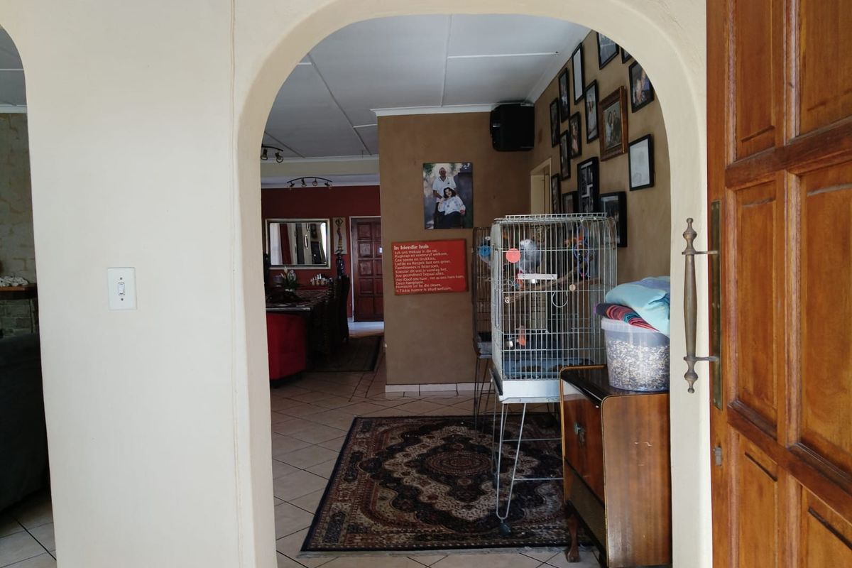 Spacious 3-Bedroom Family Home with 2 Granny Flats & Entertainment Paradise in Birch Acres - Photo 4