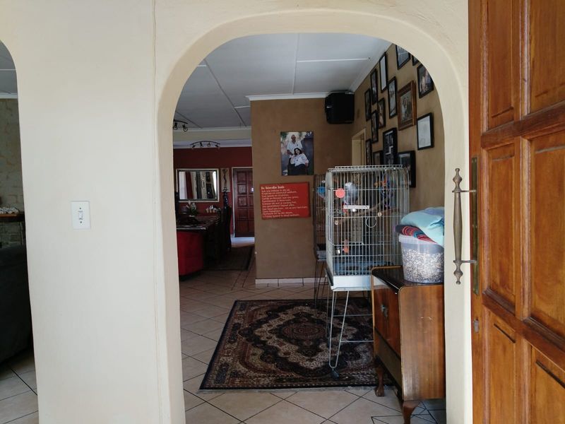 Spacious 3-Bedroom Family Home with 2 Granny Flats & Entertainment Paradise in Birch Acres - Photo 4