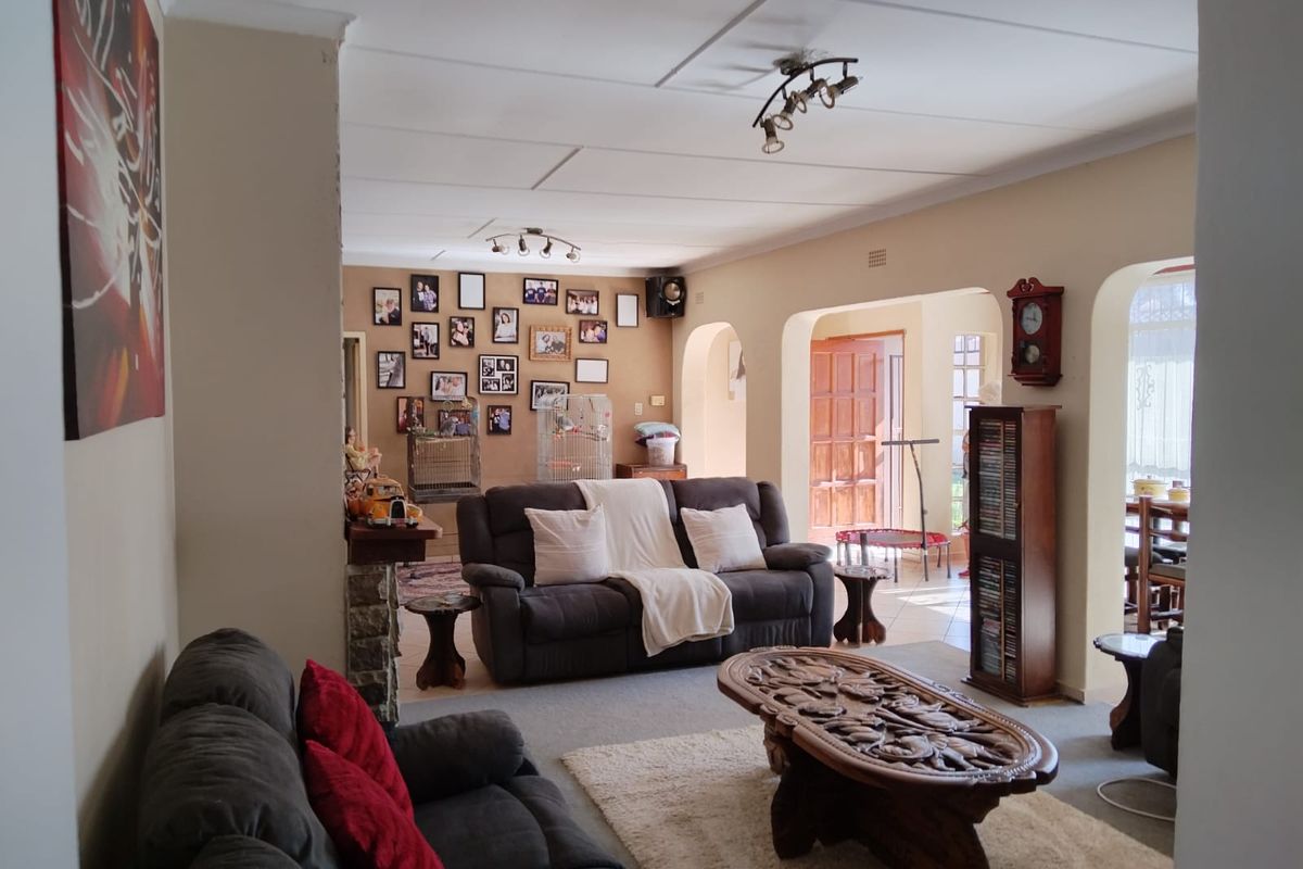 Spacious 3-Bedroom Family Home with 2 Granny Flats & Entertainment Paradise in Birch Acres - Photo 5