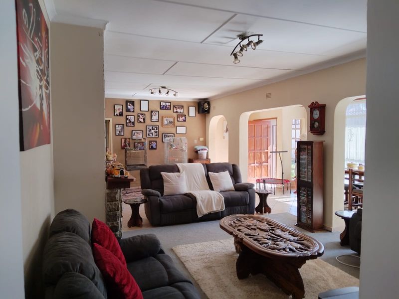 Spacious 3-Bedroom Family Home with 2 Granny Flats & Entertainment Paradise in Birch Acres - Photo 5