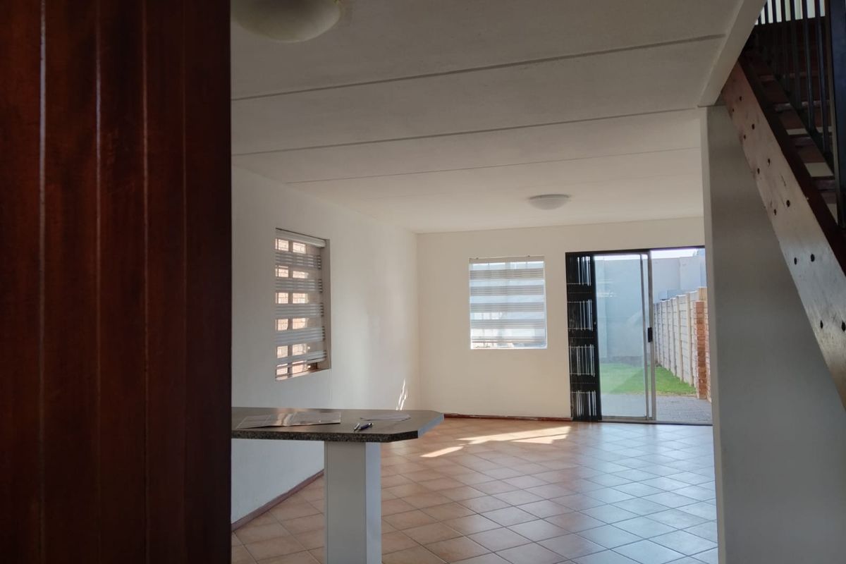 2-Bedroom, 1-Bathroom Duplex Townhose.in Edleen. Ideal for a Person starting out in the property mar - Photo 3