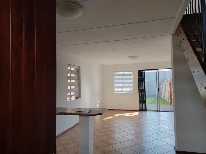 2-Bedroom, 1-Bathroom Duplex Townhose.in Edleen. Ideal for a Person starting out in the property mar - Photo 3