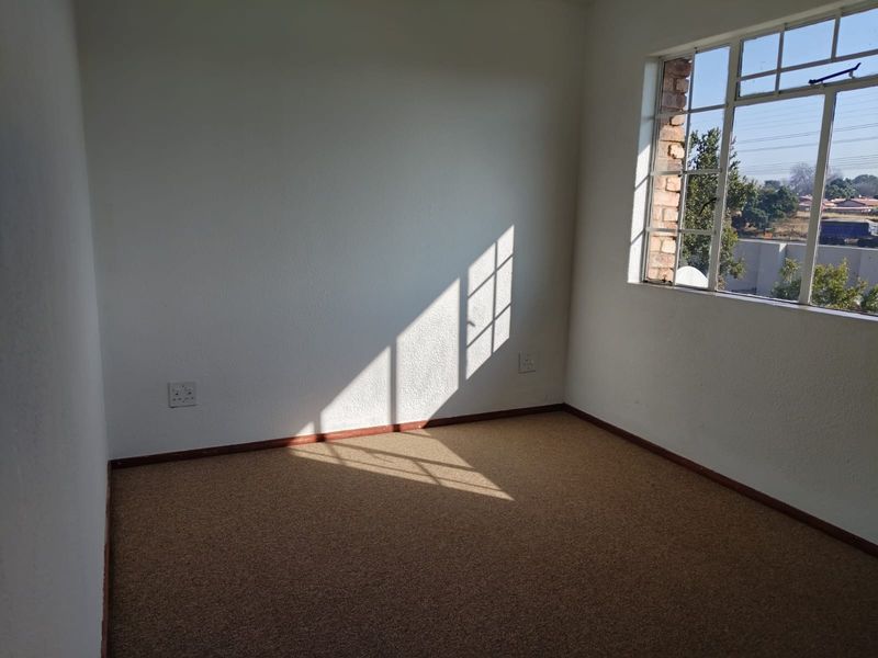 2-Bedroom, 1-Bathroom Duplex Townhose.in Edleen. Ideal for a Person starting out in the property mar - Photo 7