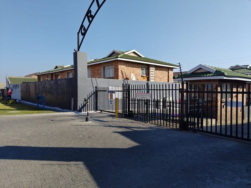2-Bedroom, 1-Bathroom Duplex Townhose.in Edleen. Ideal for a Person starting out in the property mar - Photo 1