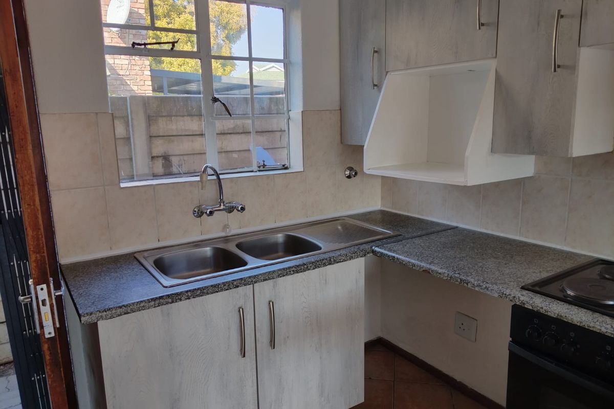 2-Bedroom, 1-Bathroom Duplex Townhose.in Edleen. Ideal for a Person starting out in the property mar - Photo 5