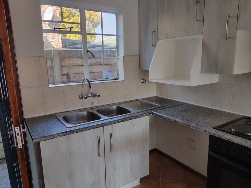 2-Bedroom, 1-Bathroom Duplex Townhose.in Edleen. Ideal for a Person starting out in the property mar - Photo 5