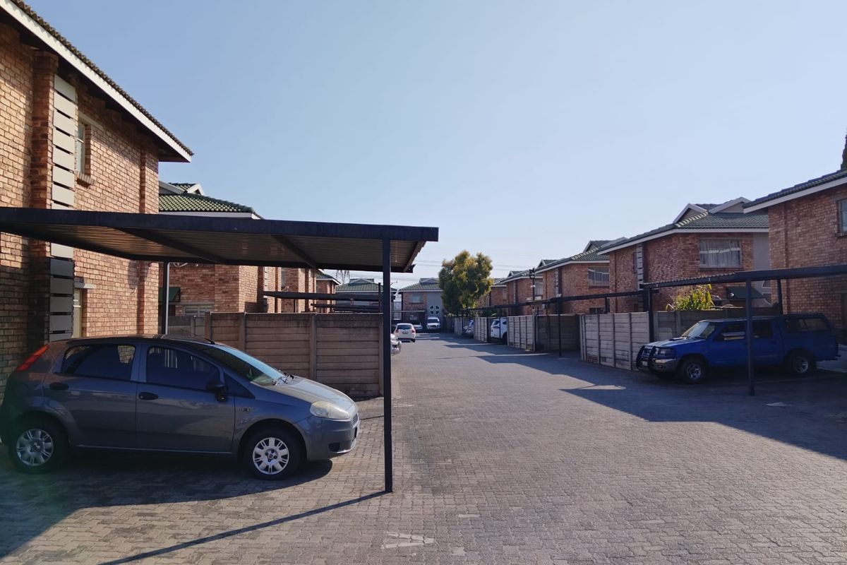 2-Bedroom, 1-Bathroom Duplex Townhose.in Edleen. Ideal for a Person starting out in the property mar - Photo 2