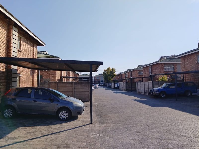 2-Bedroom, 1-Bathroom Duplex Townhose.in Edleen. Ideal for a Person starting out in the property mar - Photo 2
