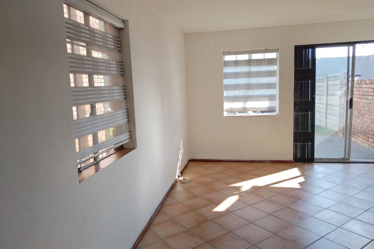 2-Bedroom, 1-Bathroom Duplex Townhose.in Edleen. Ideal for a Person starting out in the property mar - Photo 4