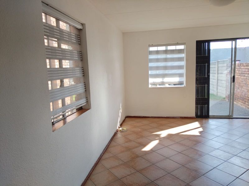 2-Bedroom, 1-Bathroom Duplex Townhose.in Edleen. Ideal for a Person starting out in the property mar - Photo 4