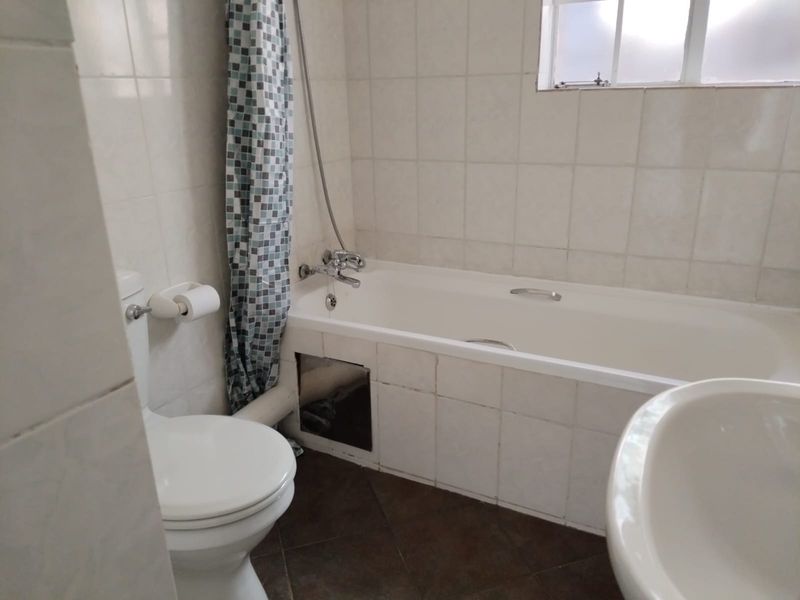 2-Bedroom, 1-Bathroom Duplex Townhose.in Edleen. Ideal for a Person starting out in the property mar - Photo 10