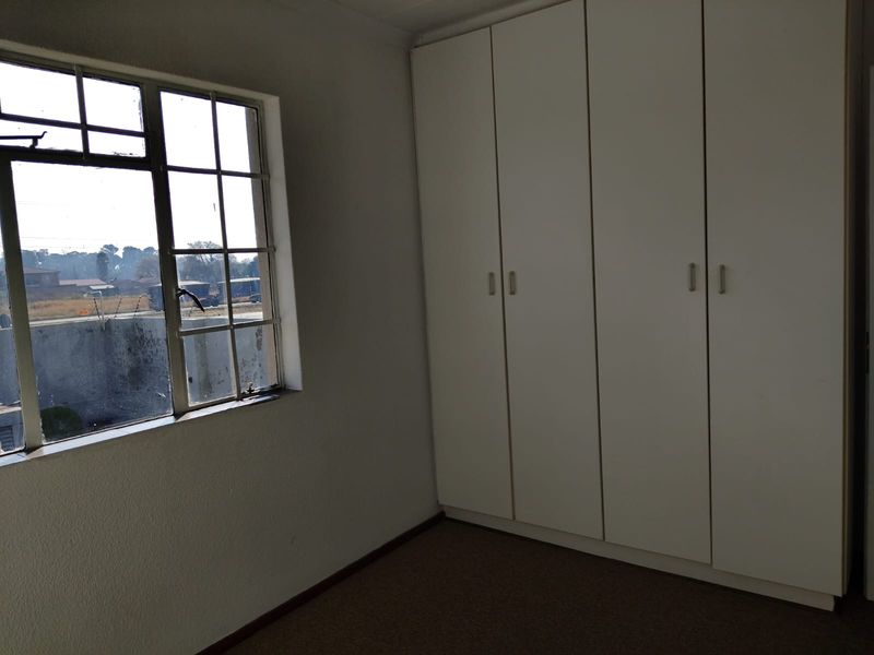 2-Bedroom, 1-Bathroom Duplex Townhose.in Edleen. Ideal for a Person starting out in the property mar - Photo 9