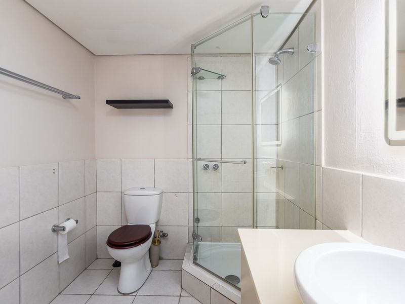 Spacious Unfurnished 2 bedroom 2 Bathroom for Rent In Sea Point - Photo 10