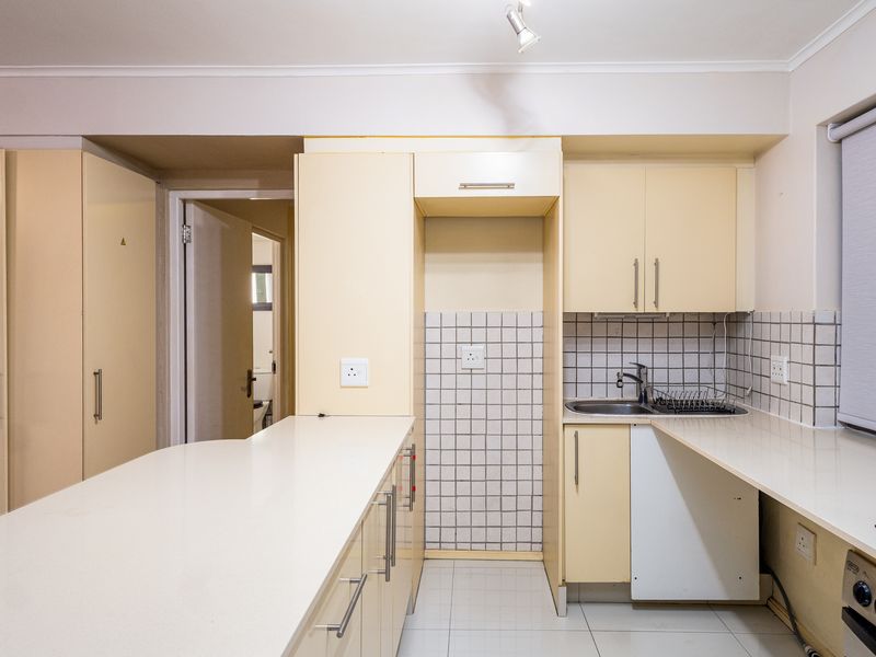 Spacious Unfurnished 2 bedroom 2 Bathroom for Rent In Sea Point - Photo 7
