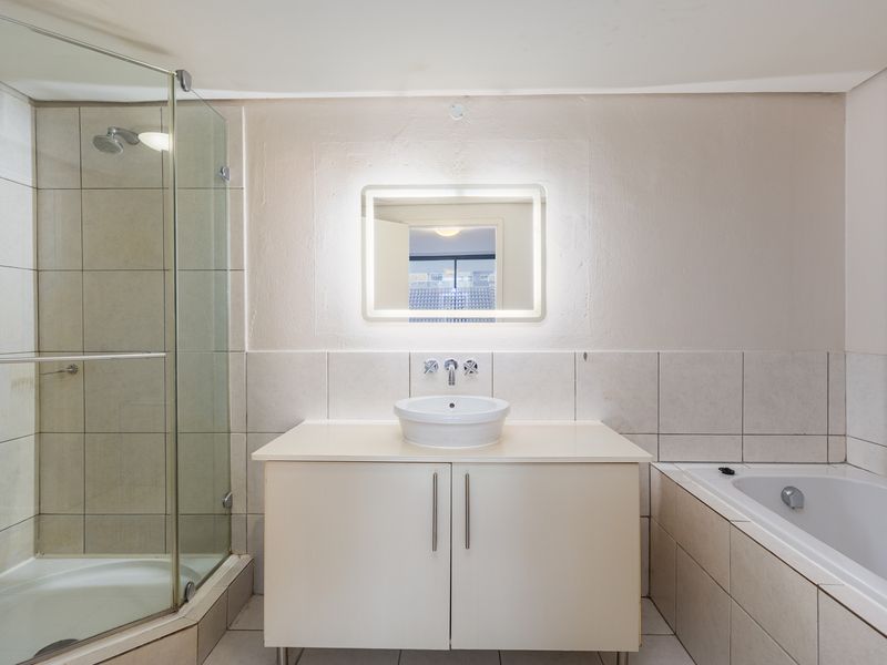 Spacious Unfurnished 2 bedroom 2 Bathroom for Rent In Sea Point - Photo 9