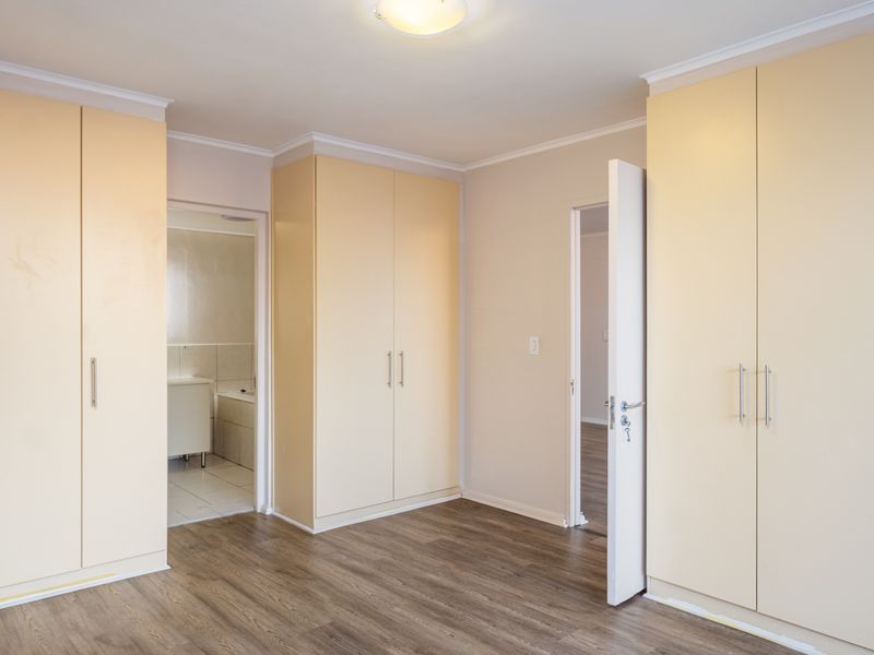 Spacious Unfurnished 2 bedroom 2 Bathroom for Rent In Sea Point - Photo 8