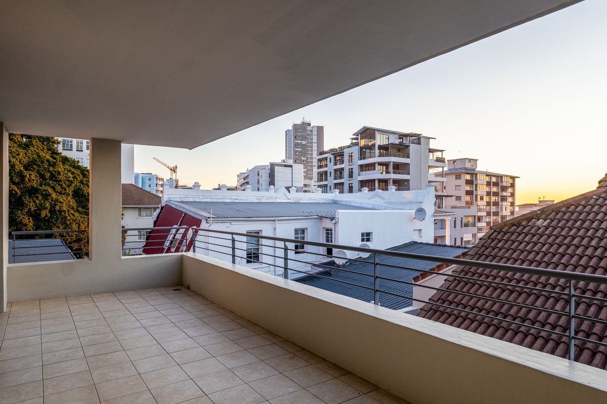 Spacious Unfurnished 2 bedroom 2 Bathroom for Rent In Sea Point - Photo 3
