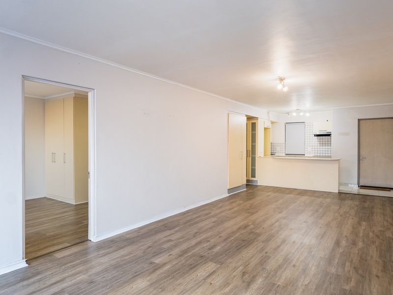 Spacious Unfurnished 2 bedroom 2 Bathroom for Rent In Sea Point - Photo 5