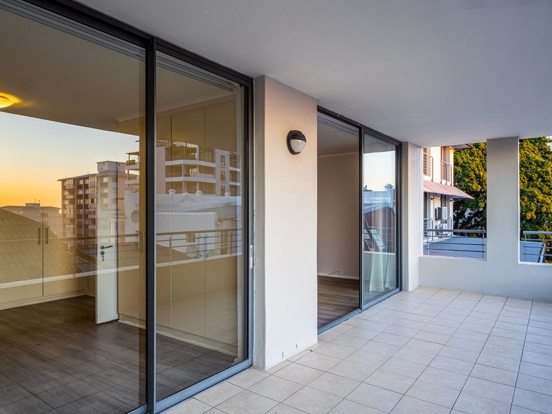 Spacious Unfurnished 2 bedroom 2 Bathroom for Rent In Sea Point - Photo 2